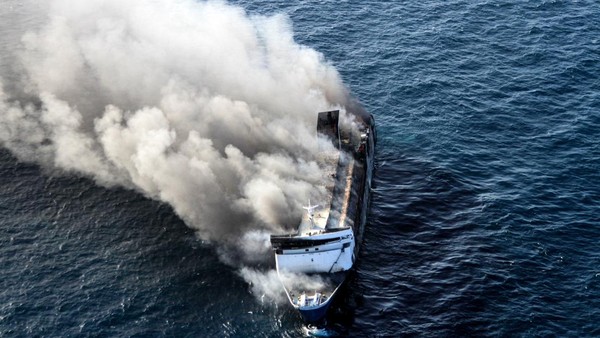 Kisah Arya Bertahan 5 Jam di Laut Usai KMP Mutiara Sentosa 2 Terbakar